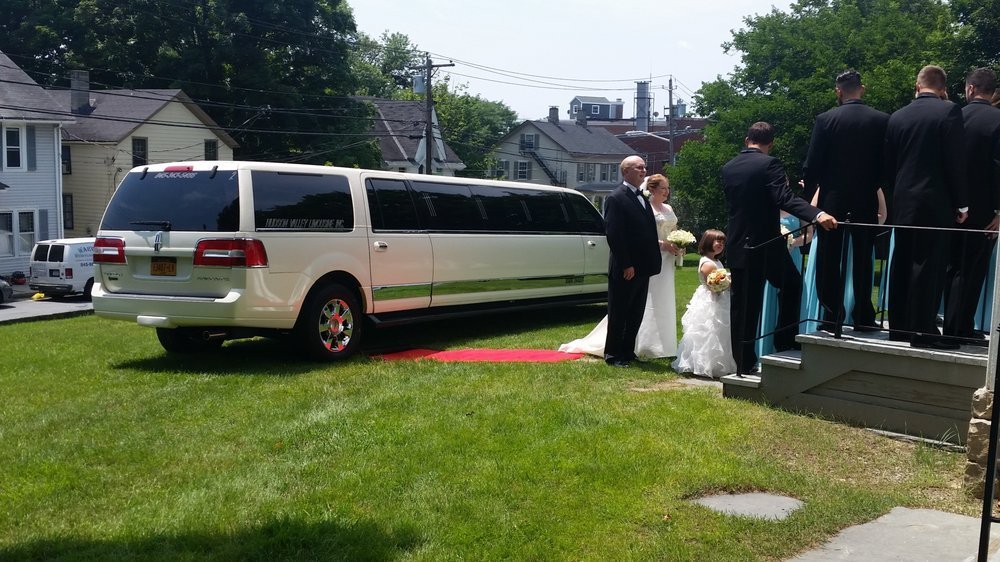 A Hudson Valley Limousine | Limo Rental | Circleville, NY