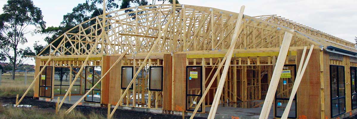 Building frame with curved roof