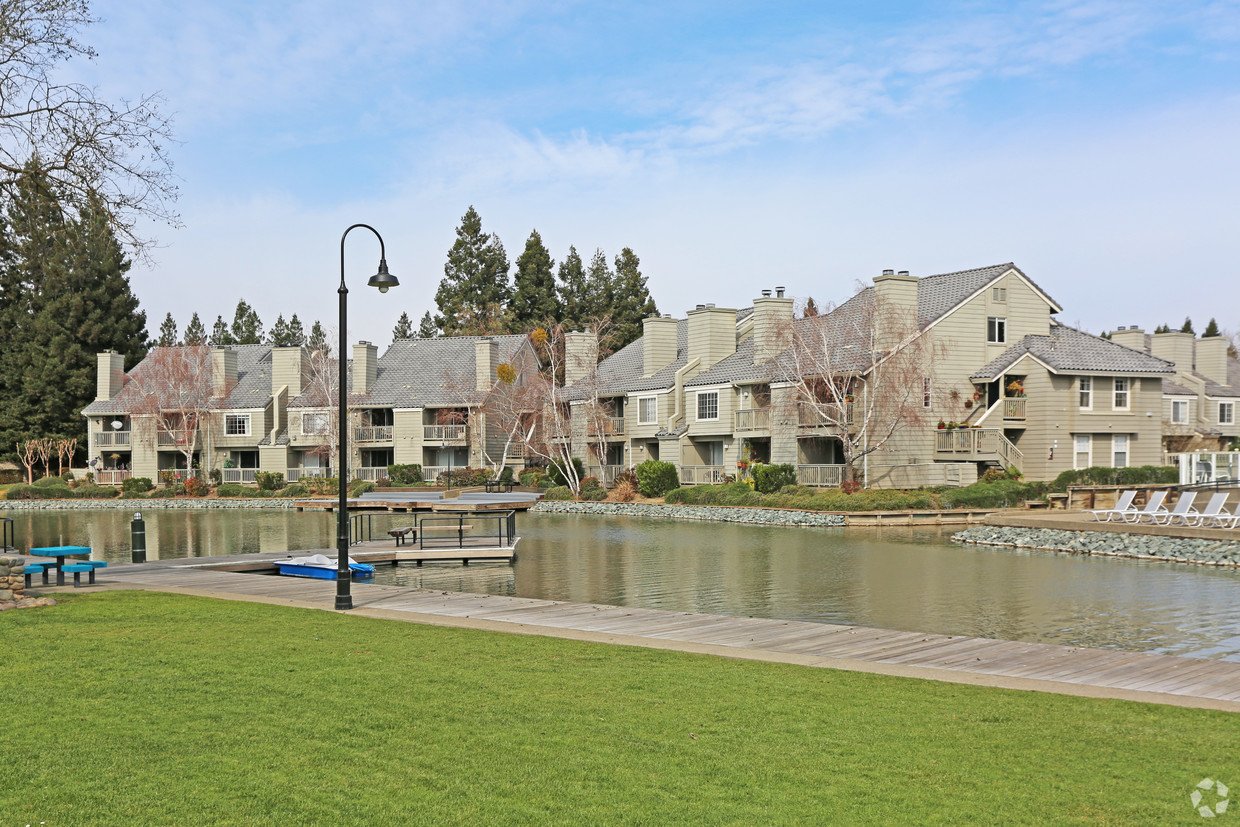 Exterior Photos The Landing at River Lake Apartments