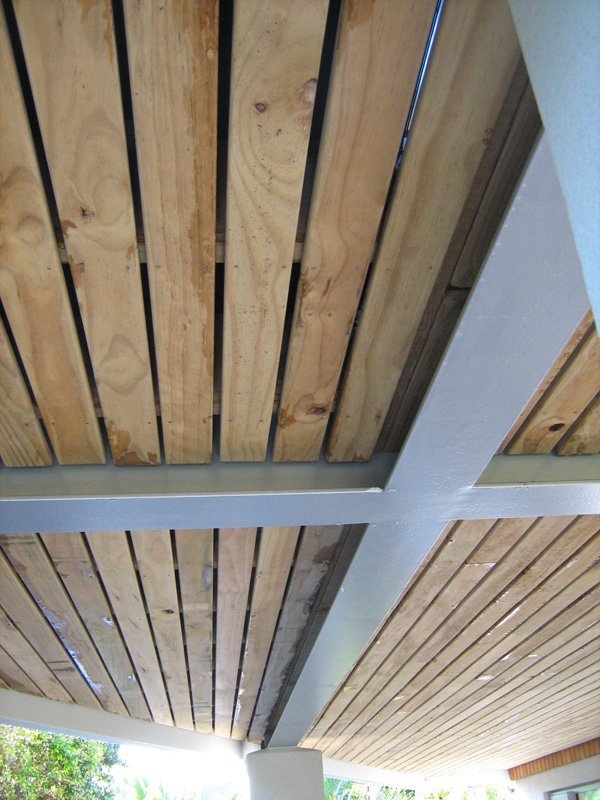 Wood installed on the ceiling by experts 