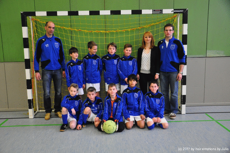 Eine Gruppe junger Jungen posiert für ein Foto vor einem Fußballtor
