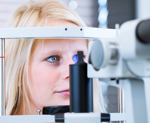 Optometrist testing the eyes of woman