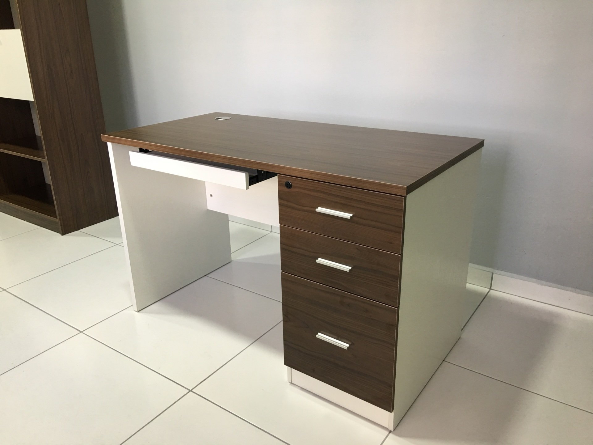 Mesas para computadora y recepciones