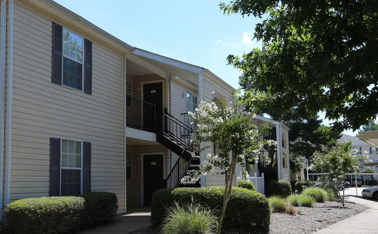 Interior and Exterior Photos of PROSPER Jackson Apartments in Jackson, MS