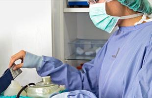 Cirugía y Ortopedia Vikingo enfermera preparando al paciente para cirugía