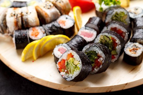 tagliere con sushi