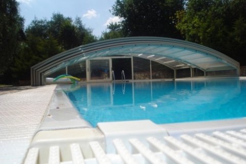 piscina esterna con copertura parziale