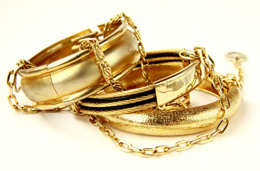 Tre braccialetti e una catenina d'oro