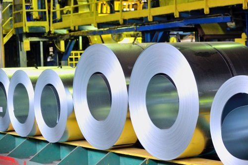 dei rotoli di lamiere in ferro