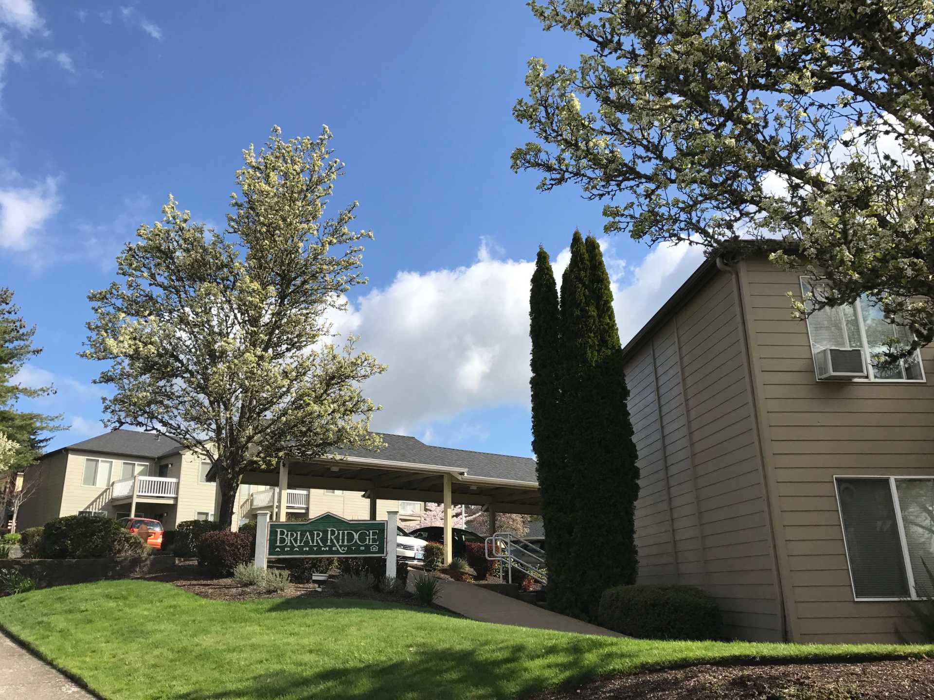 Briar Ridge Apartments Crest Properties, Inc.