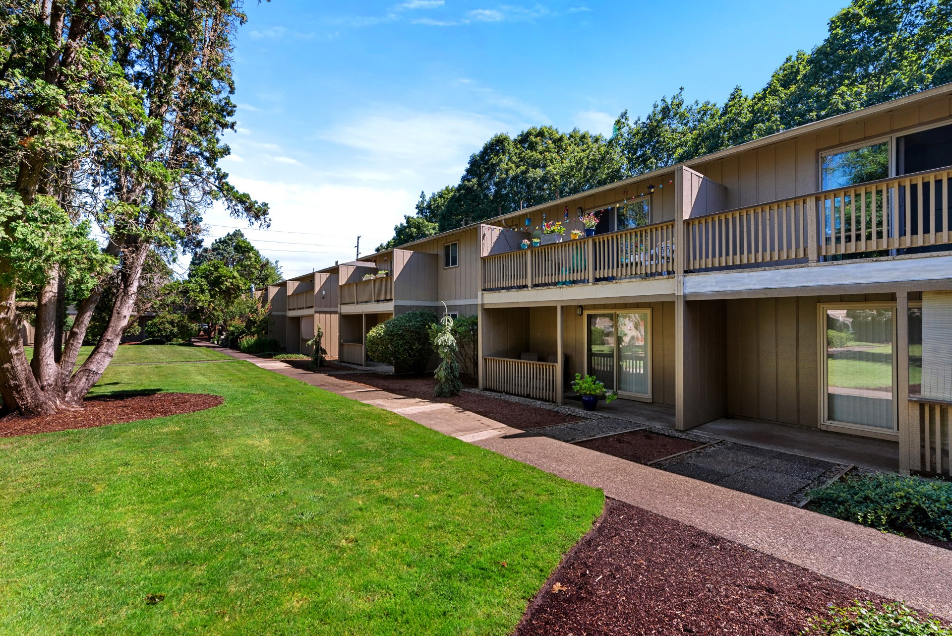 Village Inn Springfield, OR Apartments with Pool