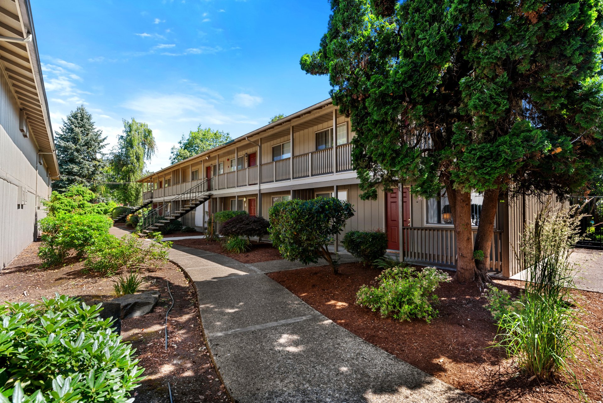 Village Inn Springfield, OR Apartments with Pool