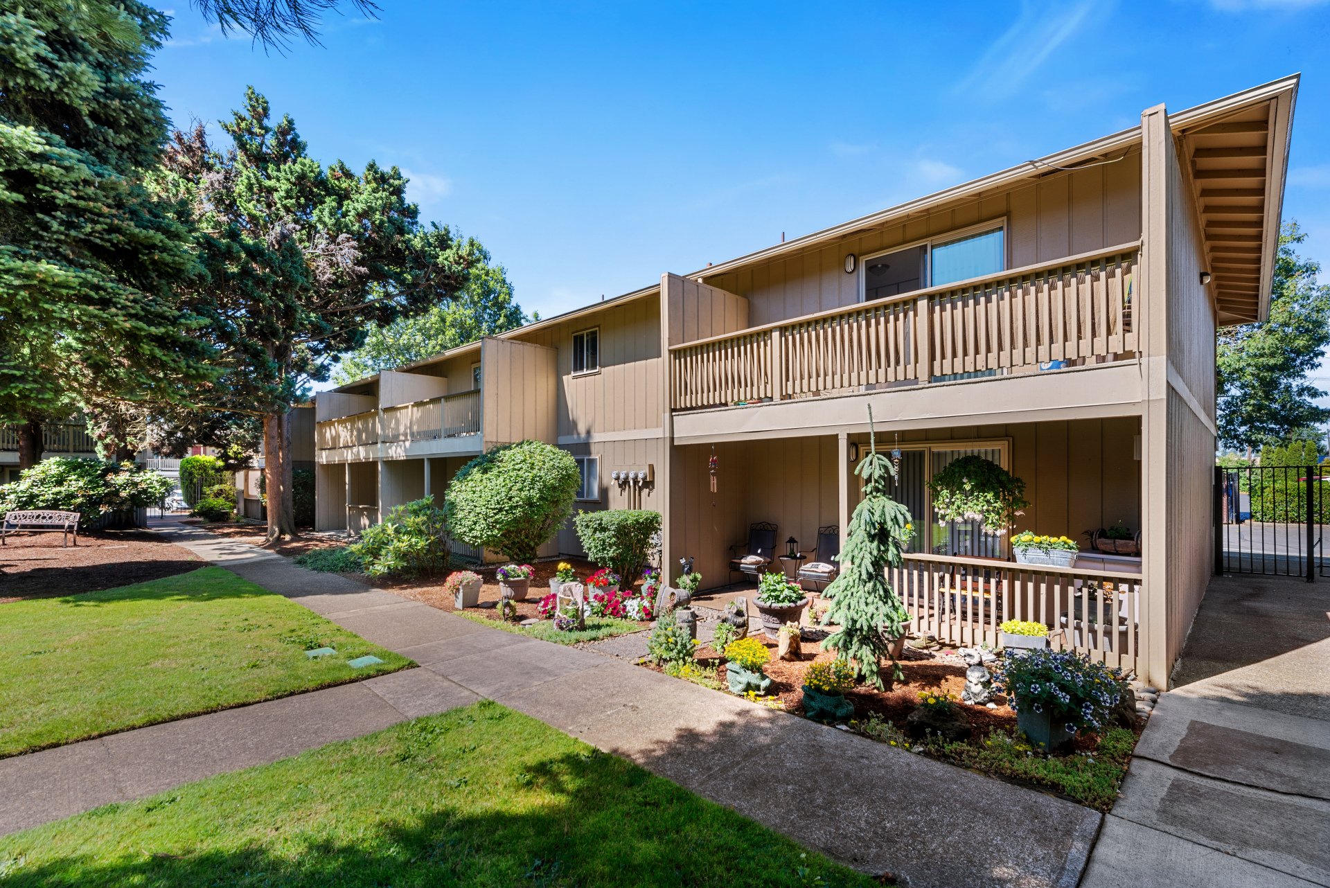 Village Inn Springfield, OR Apartments with Pool