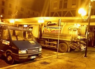 operazione di spurgo in orari notturni