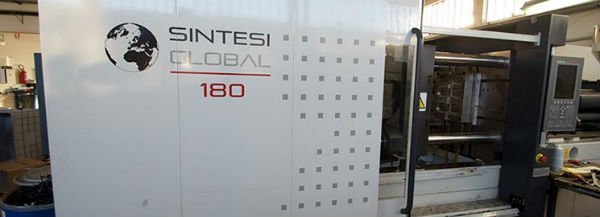 Primo piano di un macchinario per la lavorazione di materiali plastici