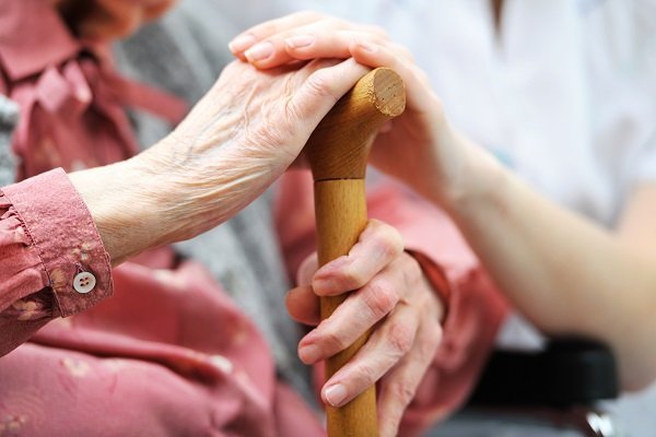 signora anziana con bastone da passeggio