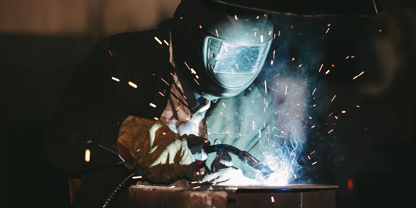 operaio durante un operazione di saldatura 