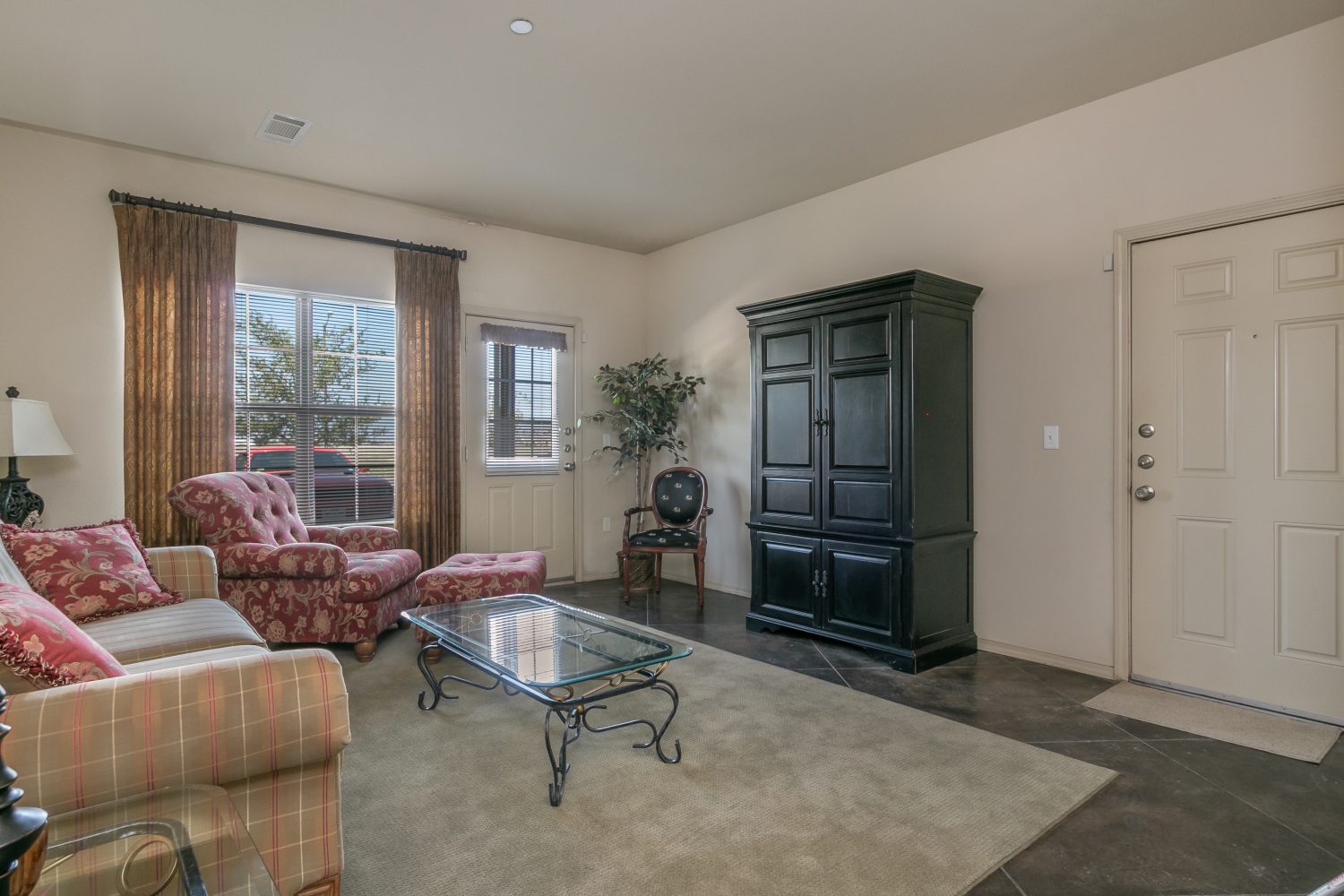 Silver Oak Apartments Property Details