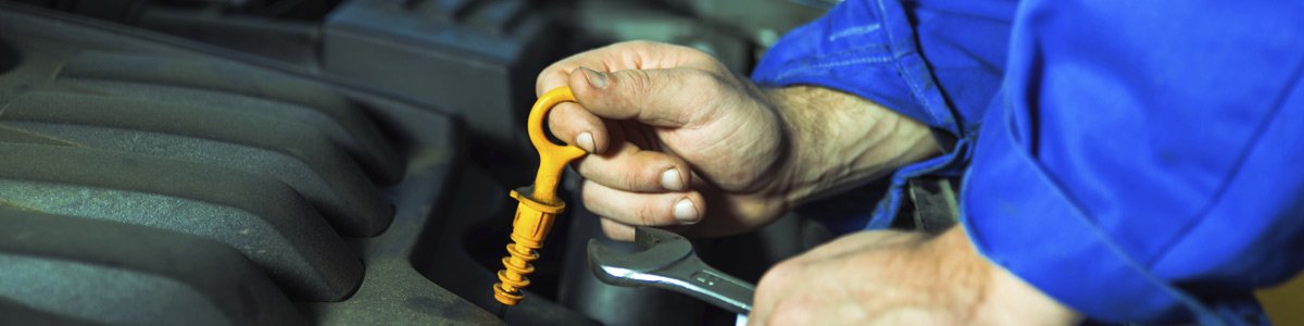 mechanic-changing-oil