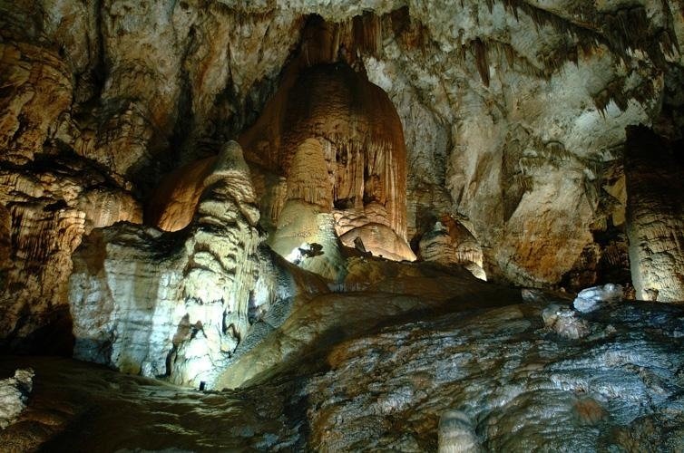 interno grotta su marmuri