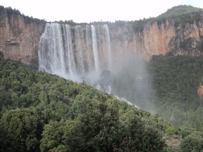 cascate alle grotte su marmuri