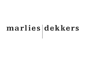 Het logo van Marlies Dekkers: zwarte tekst op een witte achtergrond; de merknaam wordt door een verticale lijn onderbroken.