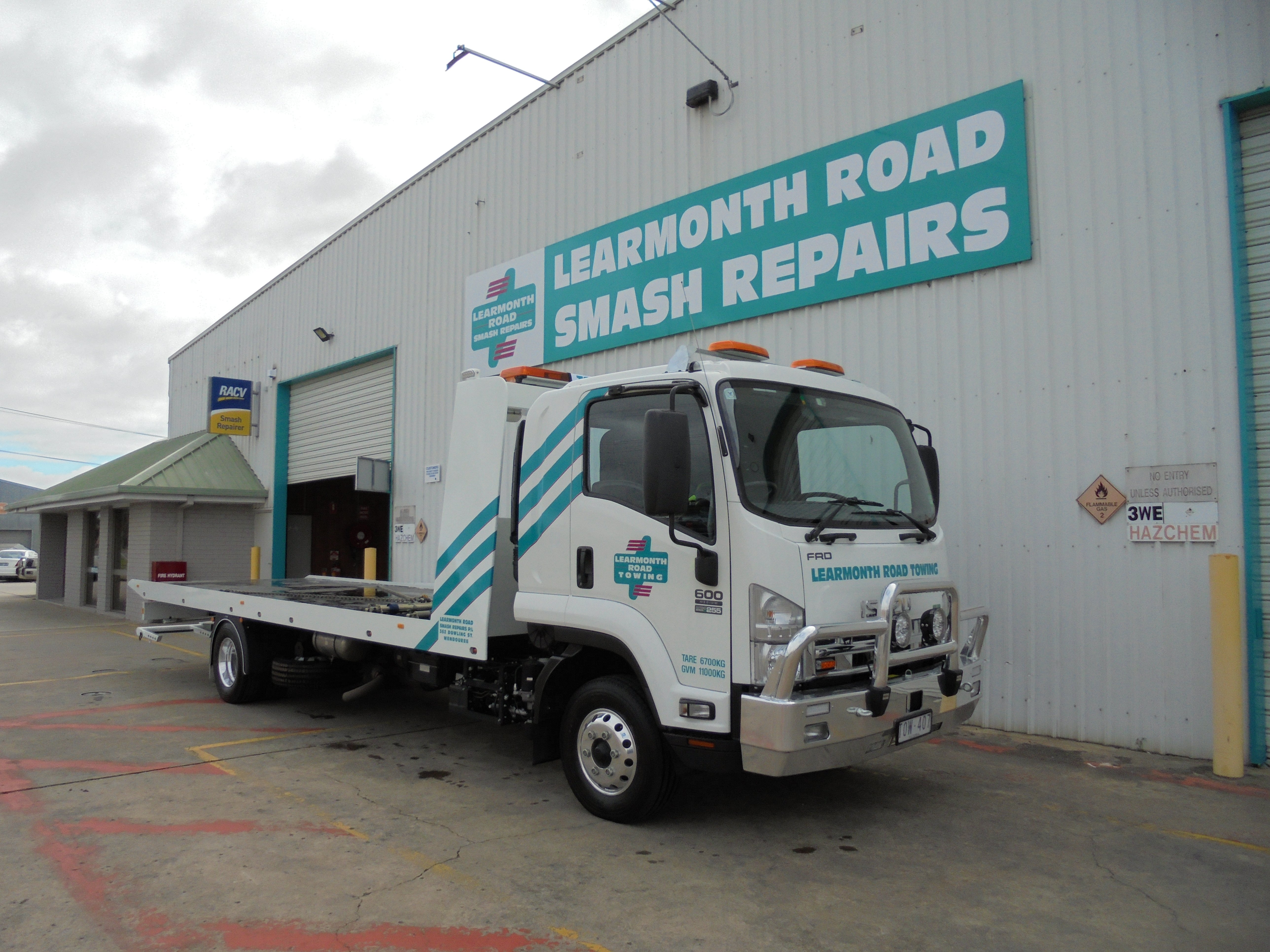 learmont road smash repairs suv in white background