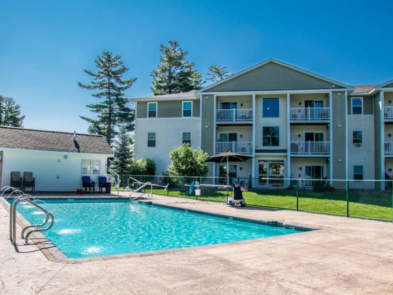 Twin Ponds at Nashua, NH Townhomes and Apartments for Rent