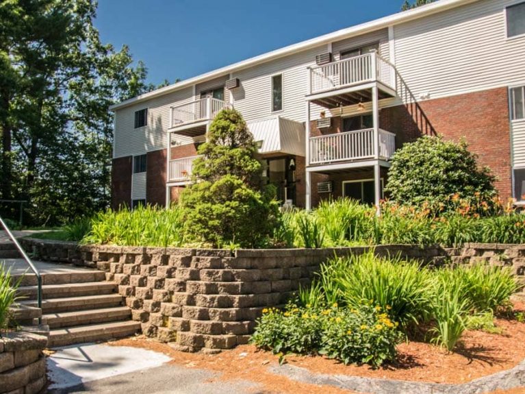 Twin Ponds at Nashua, NH Townhomes and Apartments for Rent