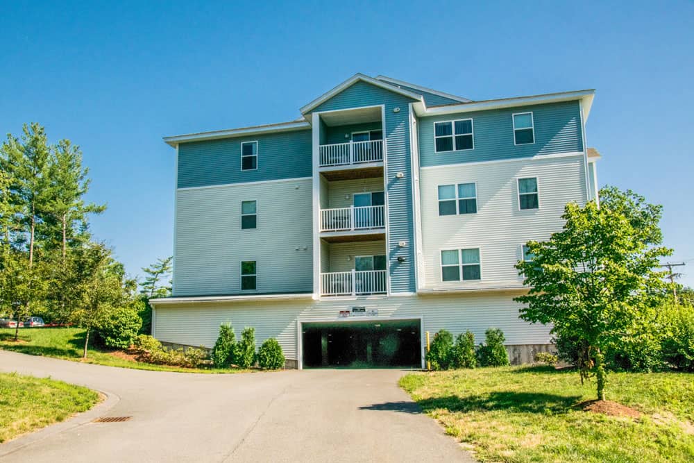 Twin Ponds at Nashua, NH Townhomes and Apartments for Rent