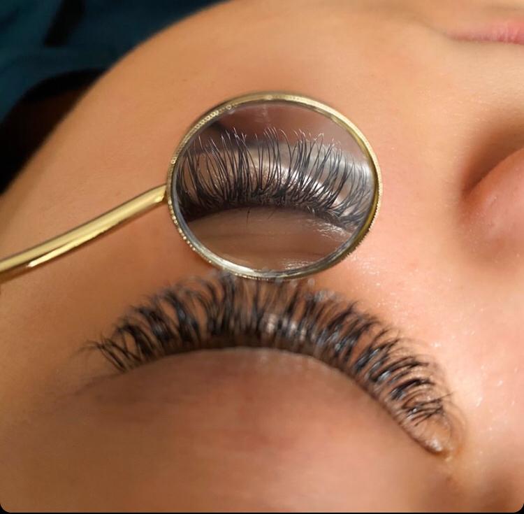 10 Minutes with our Lash Extensions Specialist!