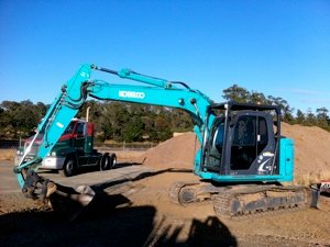 kobelco thirteen tonne excavator