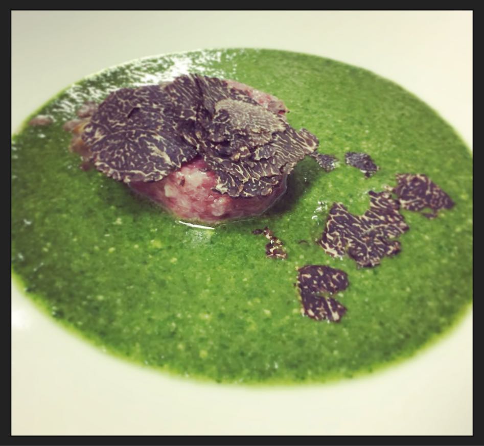 Scaglie di tartufo su piatto gourmet