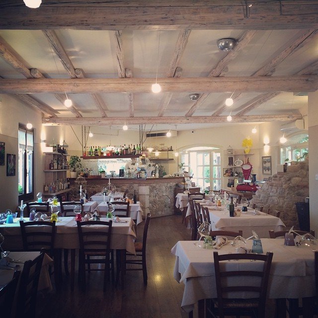 Tavole apparecchiate al Ristorante Miravalle di Polpenazze del Garda