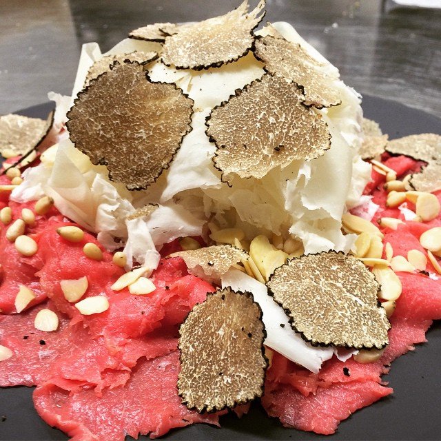 Tartare di carne con scaglie di tartfo