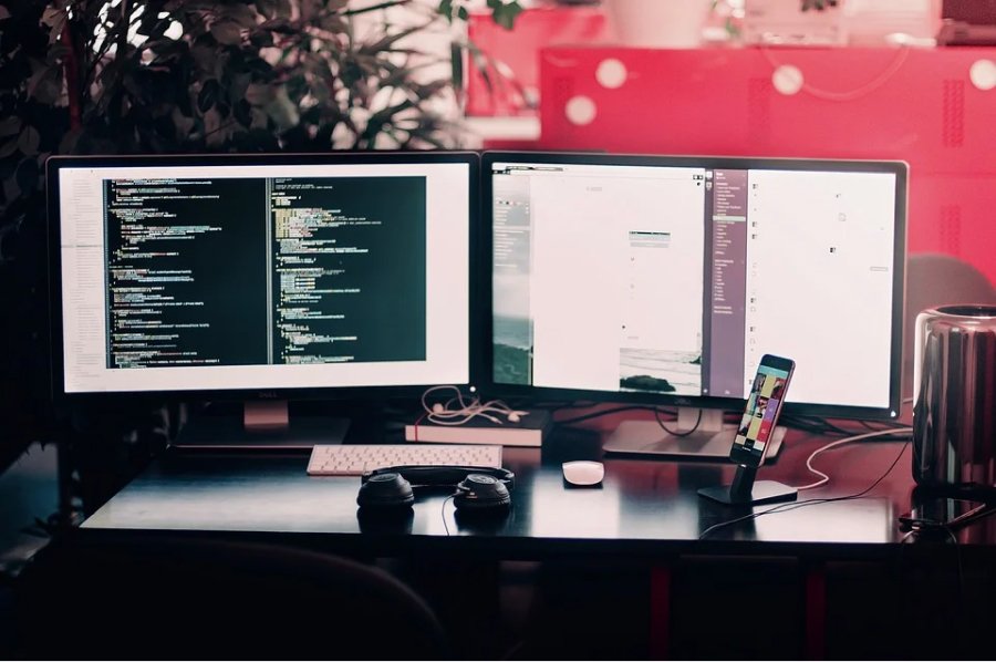Fullstack developer là người phụ trách cả máy chủ lẫn máy khách, từ Frontend đến Backend