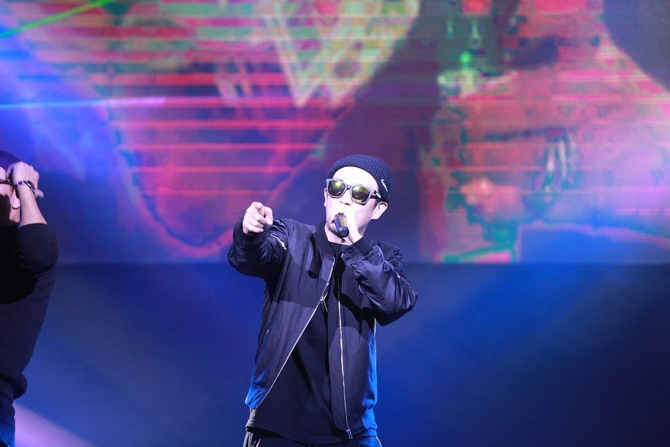 Nghe bài hát tiếng Hàn là một trong những cách hiệu quả cải thiện kỹ năng nghe