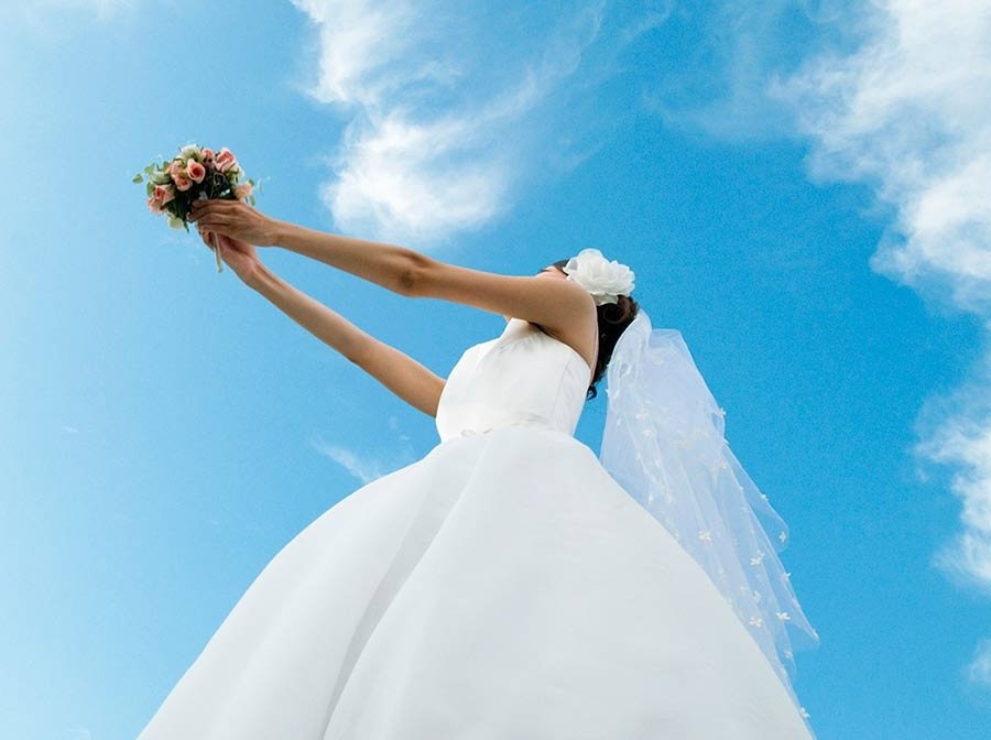 bride-throwing-bouquet