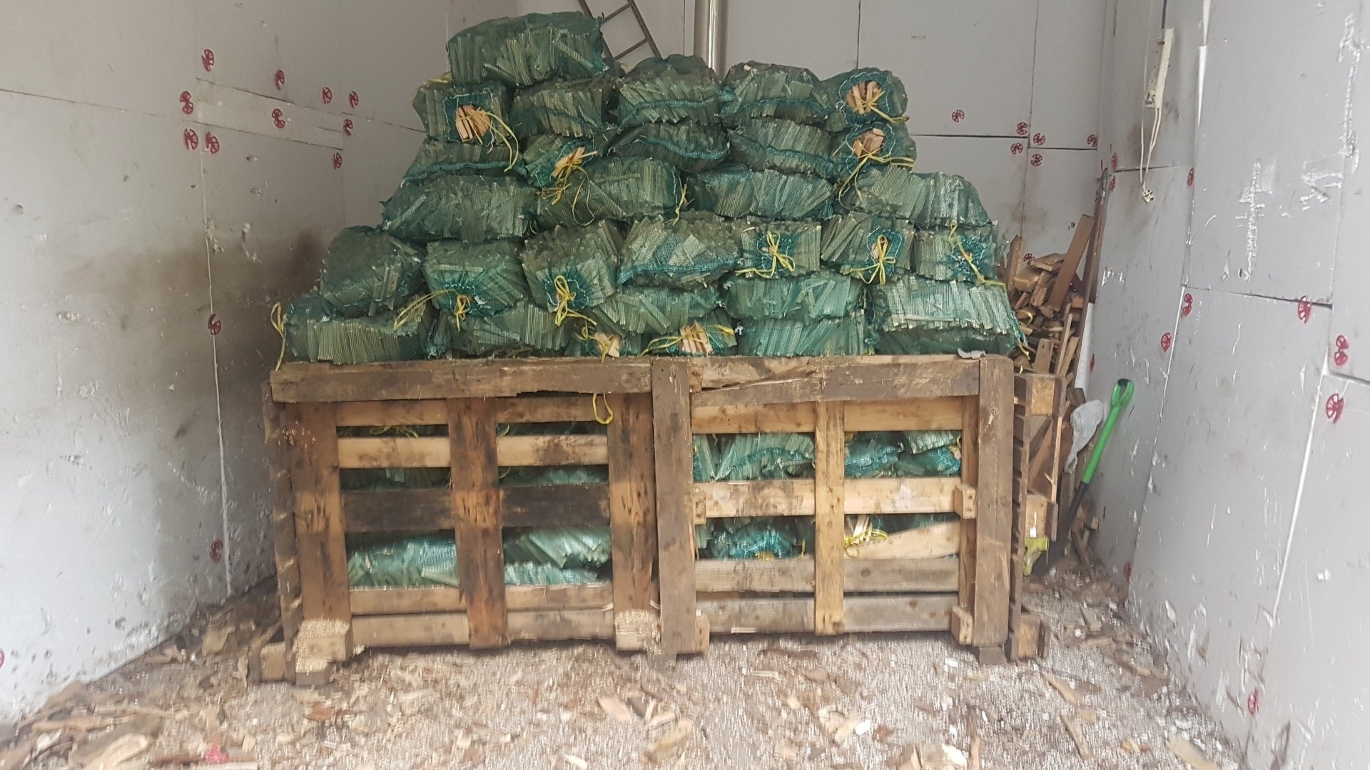 Kiln dried firewood with lower moisture levels
