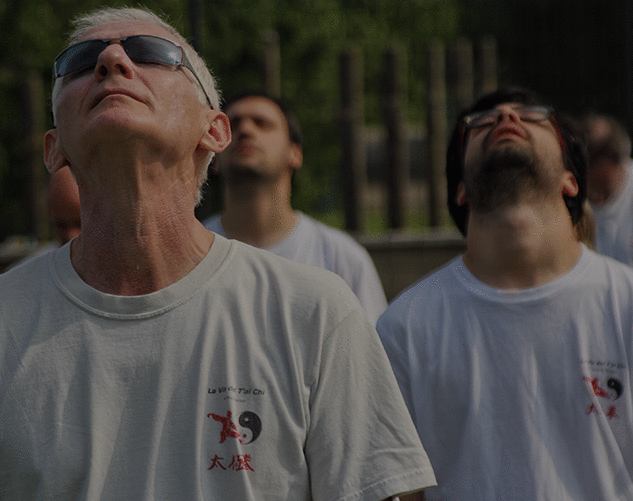Un uomo con gli occhiali da sole guarda il cielo