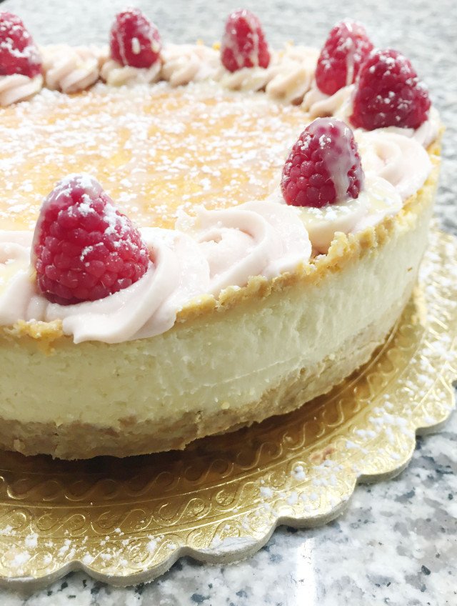 Baked white chocolate cheesecake