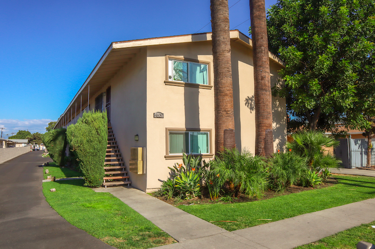 Available Units at Live Oak Apartments in Cudahy, California