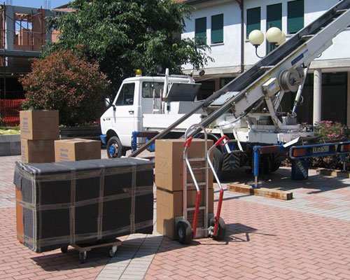 Camion e l'attrezzatura necessaria per il trasporto di oggetti e mobili a un appartamento elevato