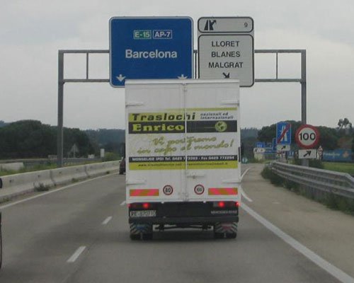 Camion con il logo della compagnia arrivando a un paese straniero