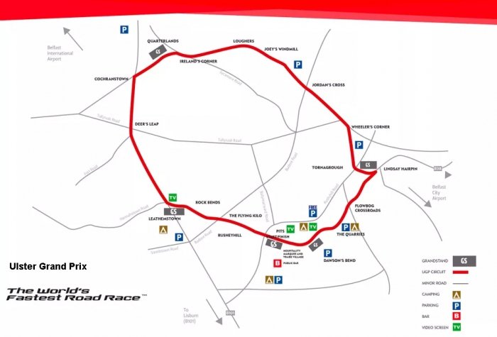 Kaart van het Ulster Grand Prix-racecircuit; een rood circuit door een stad met gemarkeerde parkeerplaatsen, toeschouwers en informatiepunten.
