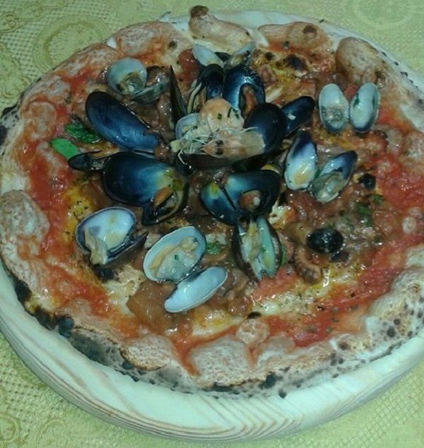 una pizza ai frutti di mare
