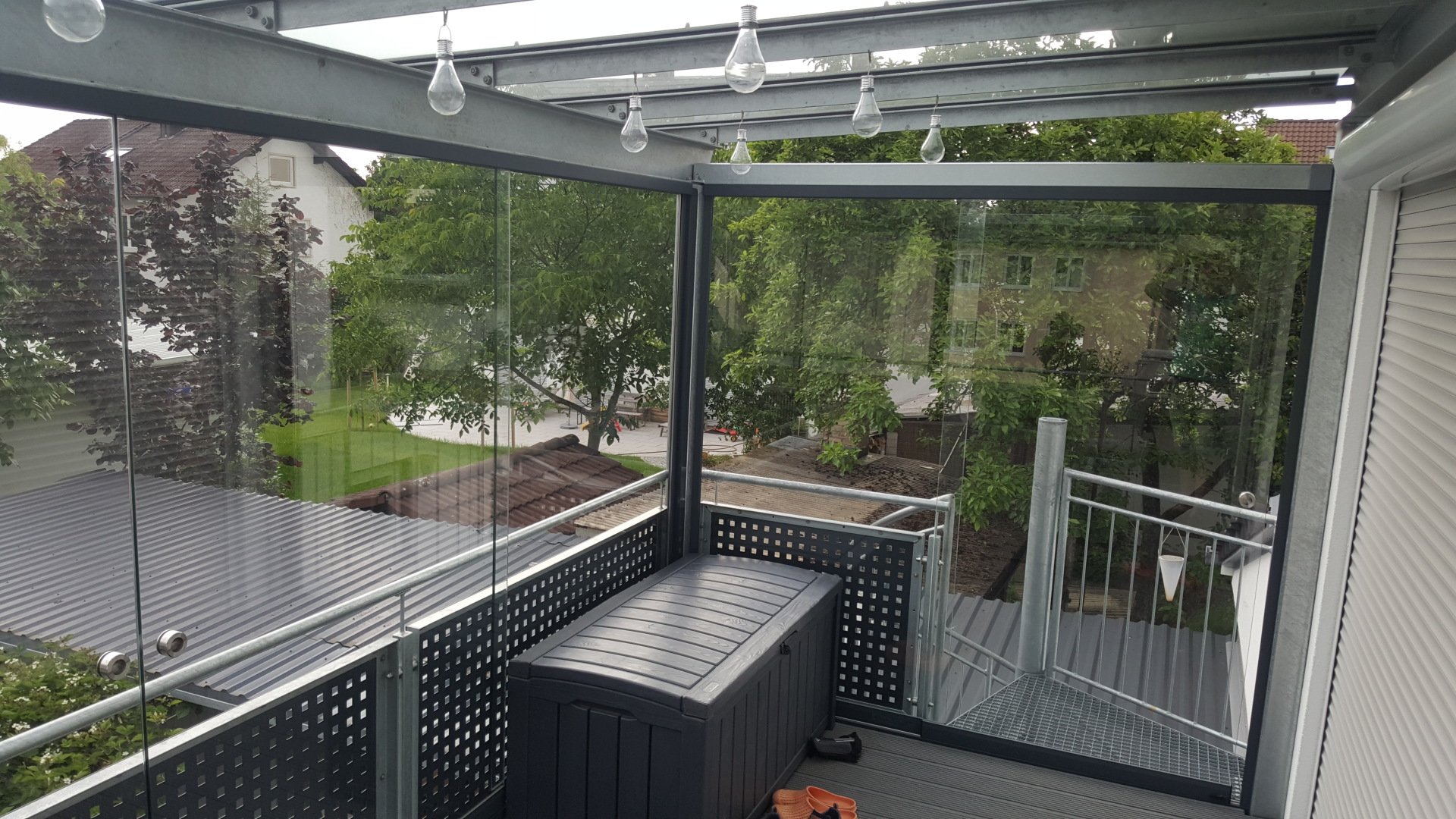 Verglasung der Terrassenüberdachung des Wintergartens oder Balkonverglasung