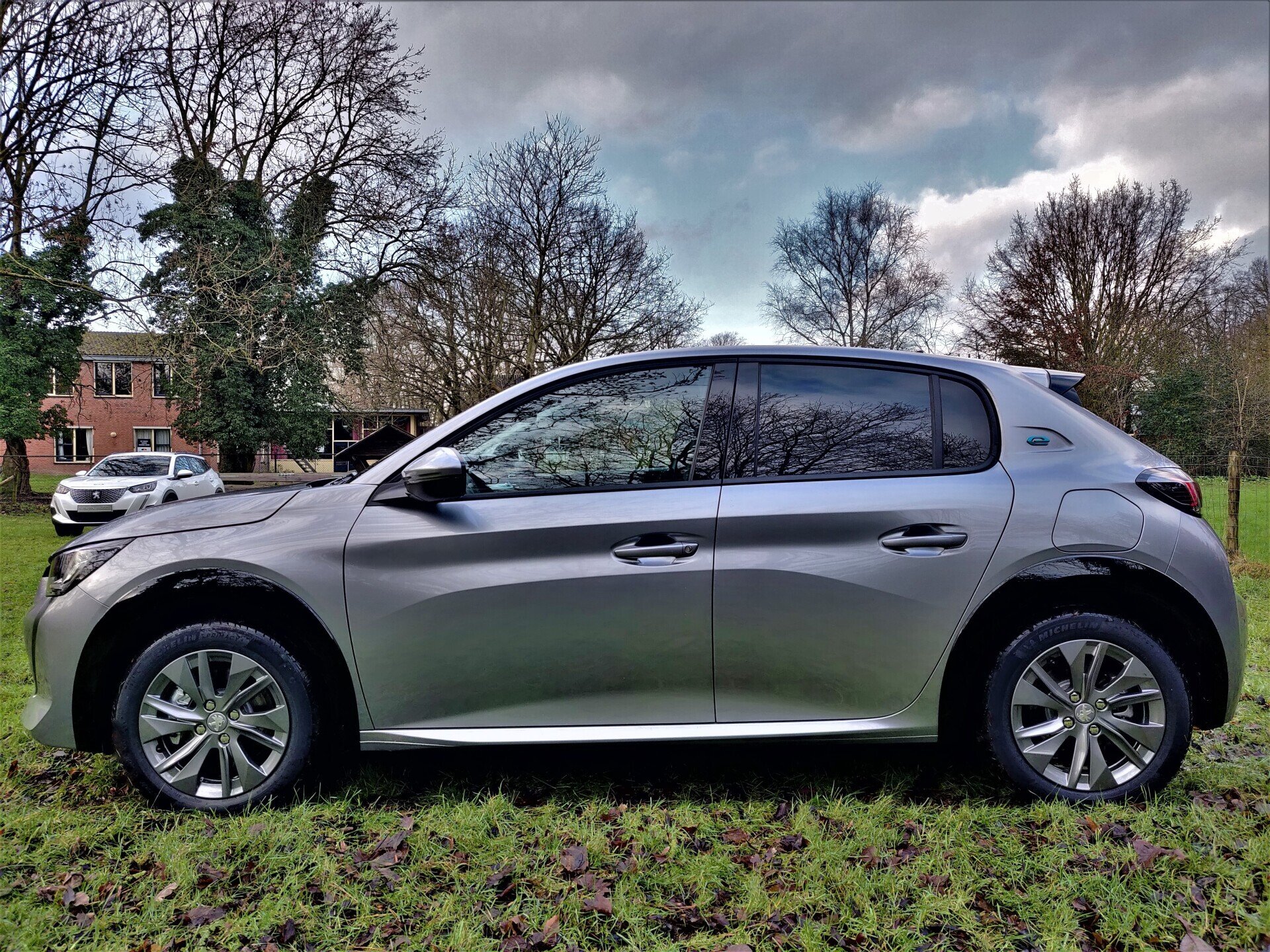 Peugeot e208 Allure in de kleur Gris Artense