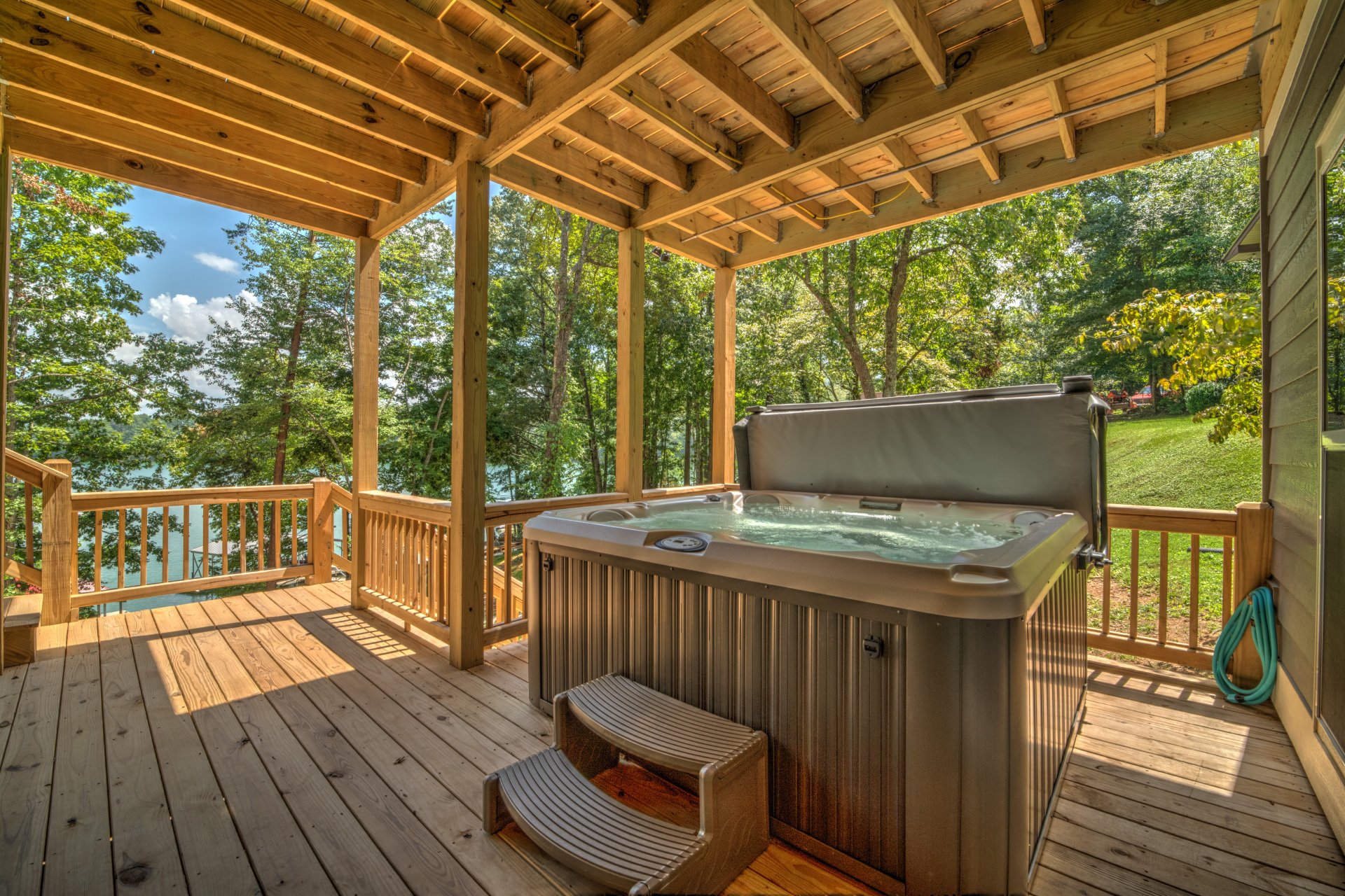 Lakeside Cottage Lakehouse Rental in North Lake Nottely