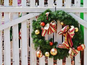 instantly_green_lawn_wreath_on_fence